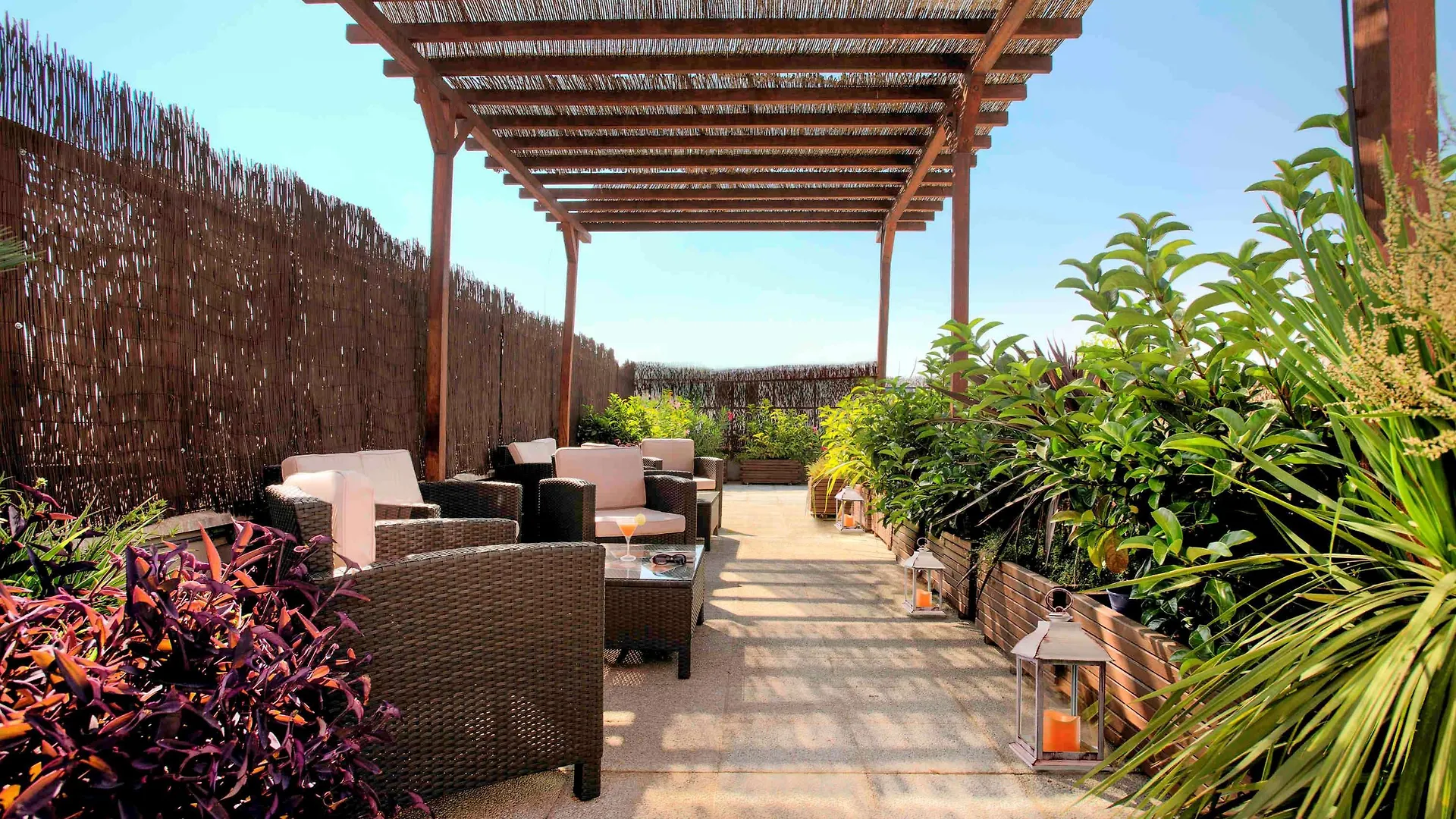 Ibis Granada contacts